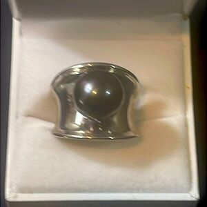 New silver and black pearl ring
